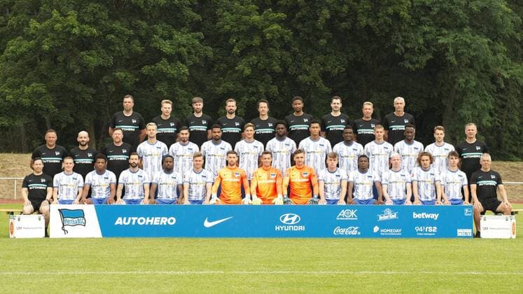 v.l. Oben - Zolt Petry, Dominik Wohlert, Hendrik Vieth, Markus Hoedl, Henrik Kuchno, Frederick Syna, Michael Becker, Juergen Lange, Hendrick Herzog, Mitte - Trainer Pal Dardai, Admir Hamzagic, Andreas Zecke Neuendorf, Arne Maier, Sudat Serdar, Kevin Prince Boateng, Niklas Stark, Jordan Torunarigha, Davie Selke, Jhon Cordoba, Marton Dardai, Dodi Lukebakio, Lukas Kluenter, Thomas Westphal, Verdere Reihe - Hjun Park, Santiage Ascacibar, Jessic Ngankam, Marvin Plattenhardt, Deyovaisio Zeefuik, Maximilian Mittelstaedt, Nils Koerber, Alexander Schwolow, Marcel Lotka, Luca Netz, Javairo Dilrosun, Dennis Jastrzembski, Ruwen Werthmueller, Jonas Michelbrink Robert Abramczyk - Mannschaftsfoto Hertha BSC - in Neuruppin - Volksparkstadion, 05.07.21, GER, Neuruppin, 05.07.21, Hertha BSC - Mannschaftsfoto Neuruppin Copyright: xUwexKoch Eibner-Pressefotox EP_EER