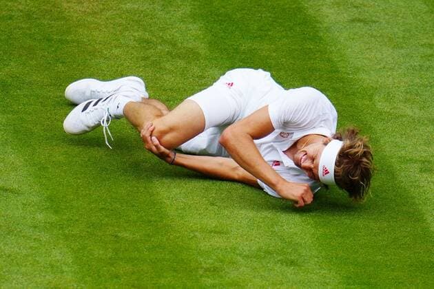Sport Bilder des Tages Mandatory Credit: Photo by Javier Garcia Shutterstock (12196117jy) Alexander Zverev oin the ground, injured, during his fourth round match Wimbledon Tennis Championships, Day 7, The All England Lawn Tennis and Croquet Club, London, UK - 05 Jul 2021 Wimbledon Tennis Championships, Day 7, The All England Lawn Tennis and Croquet Club, London, UK - 05 Jul 2021 Copyright: xJavierxGarcia Shutterstockx 12196117jy