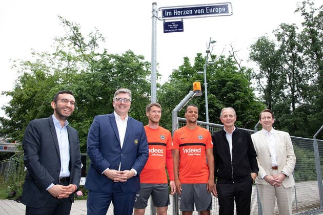 Frankfurt am 5.Juli 2021, Einweihung Straßenschild Im Herzen von Europa im ProfiCamp der Eintracht Frankfurt, offiziellen Einweihung der neuen Adresse und Enthüllung des Straßenschildes despor, emonline, rmspor v.l., Stadtrat Mike Josef, Enthüllung des Straßenschildes , Axel Hellmann (Vorstandsmitglied der Eintracht Frankfurt Fußball AG), Erik Durm (Eintracht Frankfurt), Timothy Chandler (Eintracht Frankfurt), Charly Körbel und Vorsteher Christian Becker (Stadt Frankfurt Sachsenhausen) (DFL REGULATIONS PROHIBIT ANY USE OF PHOTOGRAPHS AS IMAGE SEQUENCES AND OR QUASI-VIDEO) Copyright: JoaquimxFerreira