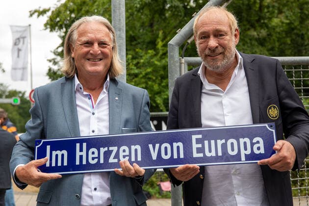 Frankfurt am 5.Juli 2021, Einweihung Straßenschild Im Herzen von Europa im ProfiCamp der Eintracht Frankfurt, offiziellen Einweihung der neuen Adresse und Enthüllung des Straßenschildes despor, emonline, rmspor v.l., Norbert Böcher dem Sohn von Heinz Böcher, dem Erfinder der Eintracht Hymne das Straßenschild und Eintracht Frankfurts Präsident Peter Fischer (DFL REGULATIONS PROHIBIT ANY USE OF PHOTOGRAPHS AS IMAGE SEQUENCES AND OR QUASI-VIDEO) Copyright: JoaquimxFerreira