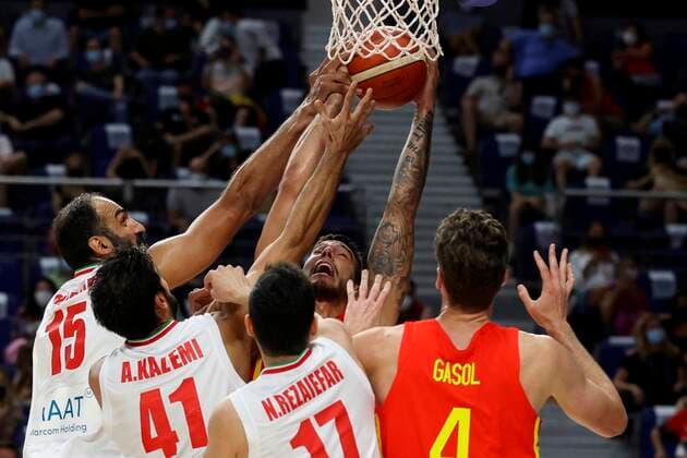 Spain s Willy Hernangomez (C) fights for the ball against Iran s Hamed Haddadi (L) during a friendly match between Spain and Iran in the beginning of the preparation stage for the Tokyo 2020 Olympic Games, Olympische Spiele, Olympia, OS basketball tournament, at WiZink Center in Madrid, Spain, 05 July 2021. EFE. JuanJo Martín Spain - Iran !ACHTUNG: NUR REDAKTIONELLE NUTZUNG!  Copyright: xJUANJOxMARTINx GRAF4381 20210705-58444e0395ec37c26522696ba1a82dbbe48b2e48