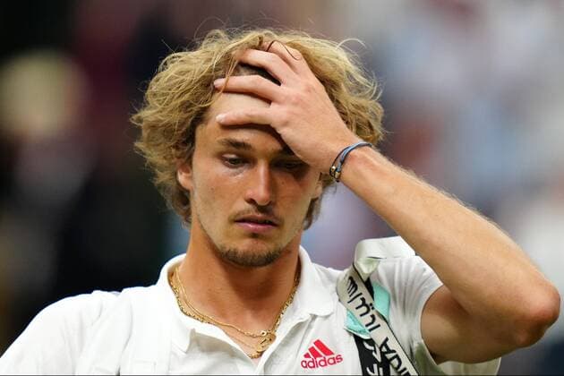 Sport Themen der Woche KW27 Sport Bilder des Tages Mandatory Credit: Photo by Shutterstock (12196118hp) Alexander Zverev after defeat in his fourth round match Wimbledon Tennis Championships, Day 7, The All England Lawn Tennis and Croquet Club, London, UK - 05 Jul 2021 Wimbledon Tennis Championships, Day 7, The All England Lawn Tennis and Croquet Club, London, UK - 05 Jul 2021  Copyright: xShutterstockx 12196118hp