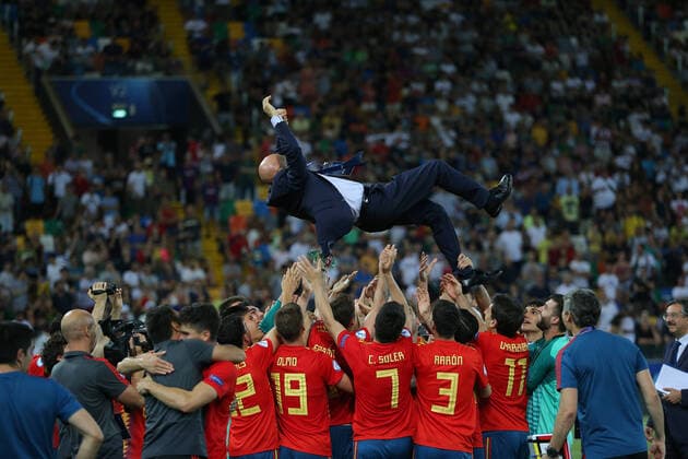 Mandatory Credit: Photo by Michael Zemanek BPI Shutterstock (10325015et) Luis de la Fuente Castillo Head coach of Spain thrown in the air by his players Spain v Germany, 2019 UEFA European Under-21 Championship, Final, Football, Friuli Stadium, Udine, Italy - 30 Jun 2019 Editorial use only Spain v Germany, 2019 UEFA European Under-21 Championship, Final, Football, Friuli Stadium, Udine, Italy - 30 Jun 2019 Editorial use only Copyright: xMichaelxZemanek BPI Shutterstockx 10325015et