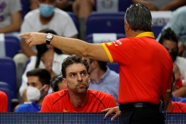 Spain s head coach Sergio Scariolo (R) talks with Pau Gasol (C) during a friendly match between Spain and Iran in the beginning of the preparation stage for the Tokyo 2020 Olympic Games, Olympische Spiele, Olympia, OS basketball tournament, at WiZink Center in Madrid, Spain, 05 July 2021. EFE. JuanJo Martín Spain - Iran !ACHTUNG: NUR REDAKTIONELLE NUTZUNG!  Copyright: xJUANJOxMARTINx GRAF4425 20210705-f744d771bf8bacf0ffb50f204419f03523672cd1