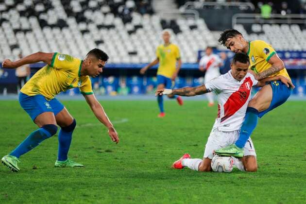 Sport Bilder des Tages Brazil s Lucas Paqueta (R) in action against Peru s Yoshimar Yotun, during a match for the semifinals of the Copa America at the Nilton Santos Olympic Stadium in Rio de Janeiro, Brazil, 05 July 2021. Brazil - Peru !ACHTUNG: NUR REDAKTIONELLE NUTZUNG!  Copyright: xAndrexCoelhox AME509 20210706-94e03202a393a91de5017ebbe301024b1722457f
