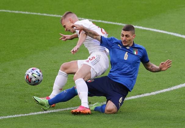 Sport Bilder des Tages London, England, 6th July 2021. Dani Olmo of Spain tackled by Marco Verratti of Italy during the UEFA EURO, EM, Europameisterschaft,Fussball 2020 match at Wembley Stadium, London. Picture credit should read: David Klein Sportimage EDITORIAL USE ONLY. No use with unauthorised audio, video, data, fixture lists, club league logos or live services. Online in-match use limited to 120 images, no video emulation. No use in betting, games or single club league player publications. SPI-1093-0027