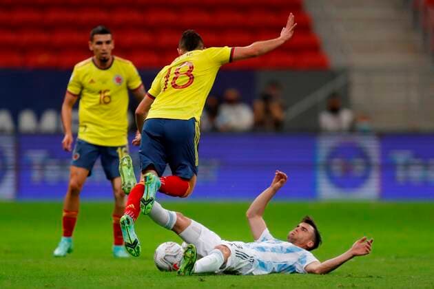Colombia s Rafael Santos Borre (up) in action against Argentina, during a match for the semifinals of the Copa America at the Mane Garrincha stadium in Brasilia, Brazil, 06 July 2021. Argentina - Colombia !ACHTUNG: NUR REDAKTIONELLE NUTZUNG!  Copyright: xFernandoxBizerrax AMDEP6412 20210707-cc0d71648832f312d777185beaa1f9fd4272eaaf
