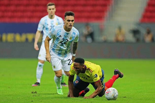 6th July 2021; Est& xe1;dio Man& xe9; Garrincha, Bras& xed;lia, DF, Brazil; Copa America Football tournament, Argentina versus Colombia; Lautaro Mart& xed;nez ( Arg) fouls Yerry Mina (Col)  ActionPlus12303355 HeulerxAndrey