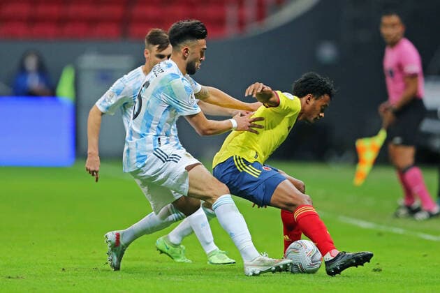 6th July 2021; Est& xe1;dio Man& xe9; Garrincha, Bras& xed;lia, DF, Brazil; Copa America Football tournament, Argentina versus Colombia; Nicol& xe1;s Gonz& xe1;lez ( Arg) held off by Juan Cuadrado (Col)  ActionPlus12303356 HeulerxAndrey