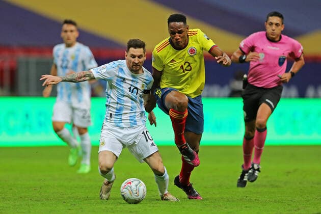 6th July 2021; Est& xe1;dio Man& xe9; Garrincha, Bras& xed;lia, DF, Brazil; Copa America Football tournament, Argentina versus Colombia; Lionel Messi ( Arg) challenged by Yerry Mina (Col)  ActionPlus12303362 HeulerxAndrey