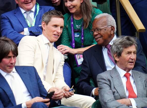 Sport Bilder des Tages Mandatory Credit: Photo by Javier Garcia Shutterstock (12199110f) Eddie Redmayne and Trevor McDonald in the Royal Box on Centre Court Wimbledon Tennis Championships, Day 9, The All England Lawn Tennis and Croquet Club, London, UK - 07 Jul 2021 Wimbledon Tennis Championships, Day 9, The All England Lawn Tennis and Croquet Club, London, UK - 07 Jul 2021  Copyright: xJavierxGarcia Shutterstockx 12199110f