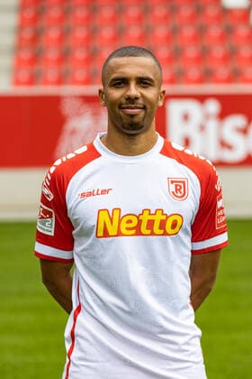 Medientag; SSV Jahn Regensburg 2021 2022 Leon Guwara; SSV Jahn Regensburg; 2.BL, Portraittermin 2021 2022
