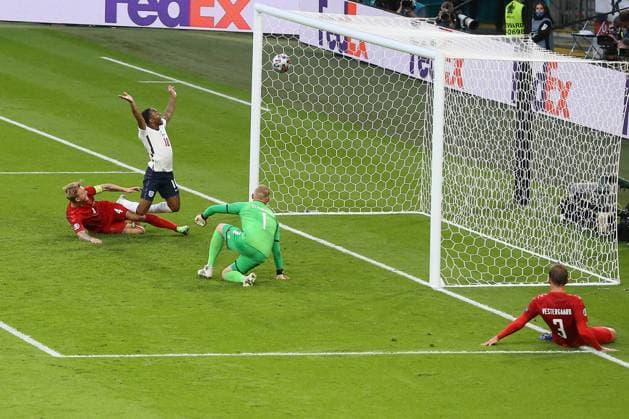 SOCCER - UEFA EURO, EM, Europameisterschaft,Fussball 2020, ENG vs DEN LONDON,ENGLAND,07.JUL.21 - SOCCER - UEFA European Championship, EM, Europameisterschaft 2020, international match, Länderspiel, Nationalmannschaft semifinal, England vs Denmark. Image shows Simon Kjaer (DEN), Raheem Sterling (ENG) and Kasper Schmeichel (DEN). keywords: goal. GEPAxpictures xMichaelxZemanek