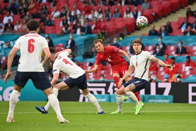 Sport Themen der Woche KW27 Sport Bilder des Tages Torchance Daenemark v.l. Harry MAGUIRE (ENG), Declan RICE (ENG), Mikkel DAMSGAARD (DEN) und John STONES (ENG) Aktion, Zweikampf, Halbfinale, Spiel M50, England (ENG) - Daenemark (DEN) am 07.07.2021 in London Wembley Stadion. Fussball EM 2020 vom 11.06.2021-11.07.2021. Ã‚Â