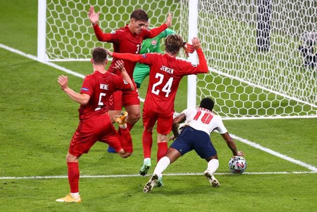 EURO 2021, Die Highlights SOCCER - UEFA EURO, EM, Europameisterschaft,Fussball 2020, ENG vs DEN LONDON,ENGLAND,07.JUL.21 - SOCCER - UEFA European Championship, EM, Europameisterschaft 2020, international match, Länderspiel, Nationalmannschaft semifinal, England vs Denmark. Image shows Mathias Jensen (DEN) and Raheem Sterling (ENG). GEPAxpictures xMichaelxZemanek