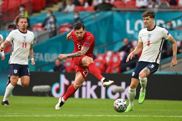 Torchance Pierre Emile HOEJBJERG (DEN), Aktion,Schuss,re:John STONES (ENG) , li:Kalvin PHILLIPS (ENG) Halbfinale, Spiel M50, England (ENG) - Daenemark (DEN) 2-1 n.V am 07.07.2021 in London Wembley Stadion. Fussball EM 2020 vom 11.06.2021-11.07.2021.