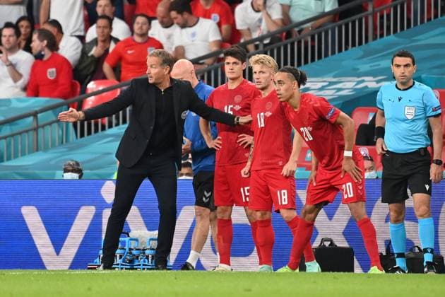 Kasper HJULMAND (Trainer, DEN) mit Christian NORGAARD (DEN),Daniel WASS (DEN) und Yussuf Yurary POULSEN (DEN) vor Einwechslung. Halbfinale, Spiel M50, England (ENG) - Daenemark (DEN) 2-1 n.V am 07.07.2021 in London Wembley Stadion. Fussball EM 2020 vom 11.06.2021-11.07.2021.