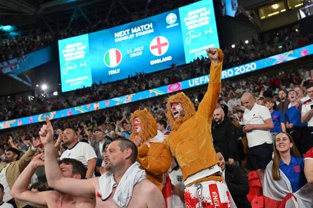 englische Fans,Fussballfans ohne Abstand und Mundschutz,Maske. Jubel,Freude,Begeisterung, Halbfinale, Spiel M50, England (ENG) - Daenemark (DEN) 2-1 n.V am 07.07.2021 in London Wembley Stadion. Fussball EM 2020 vom 11.06.2021-11.07.2021.
