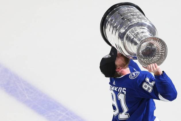 Bilder des Jahres 2021, Sport 07. Juli Sport Themen der Woche KW27 July 7, 2021: Tampa Bay Lightning center Steven Stamkos (91) kisses the Stanley Cup trophy after NHL, Eishockey Herren, USA Stanley Cup Final playoff game 5 at Amalie Arena in Tampa, Florida. Cal Media Tampa USA - ZUMAc04_ 20210707_zaf_c04_013 Copyright: xAndrewxJ.xKramerx
