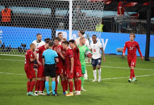 Bilder des Jahres 2021, Sport 07. Juli Sport Themen der Woche KW27 Raheem Sterling (E) looks concerned as Denmark players speak to the referee after he gave a penalty after a challenge on Raheem Sterling (E) at the England v Denmark UEFA EURO, EM, Europameisterschaft,Fussball 2020 Semi-Final match at Wembley Stadium, London, UK, on July 7, 2021. 
