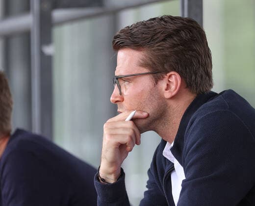 Timon Pauls (Chef-Scout, Kaderplaner FC Augsburg) auf der Tribüne, FC Augsburg - Hamburger SV, Testspiel, Saison 2021-2022,