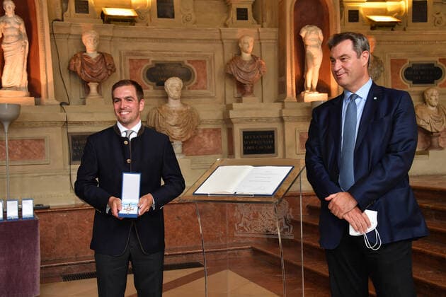 Philipp Lahm und Dr. Markus Söder (Bayerischer Ministerpräsident) Verleihung des Bayerischen Verdienstorden 2021 Ehrung, Auszeichnung Antiquarium Residenz München 08. Juli 2021