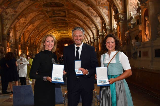 Michaela Gerg, Gerd Schönfelder und Laura Dahlmeier Verleihung des Bayerischen Verdienstorden 2021 Ehrung, Auszeichnung Antiquarium Residenz München 08. Juli 2021