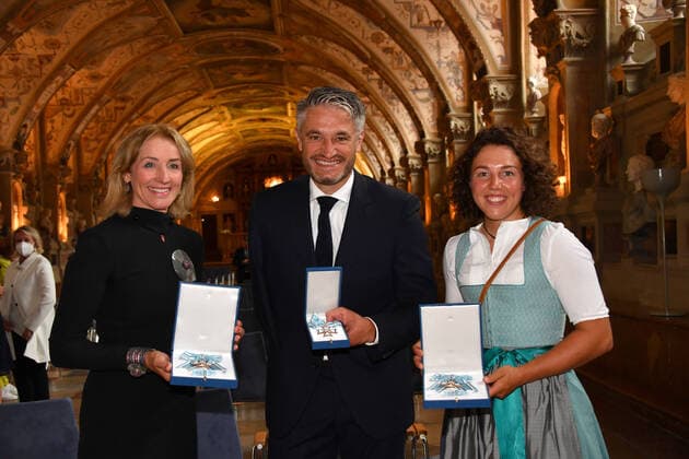 Michaela Gerg, Gerd Schönfelder und Laura Dahlmeier Verleihung des Bayerischen Verdienstorden 2021 Ehrung, Auszeichnung Antiquarium Residenz München 08. Juli 2021