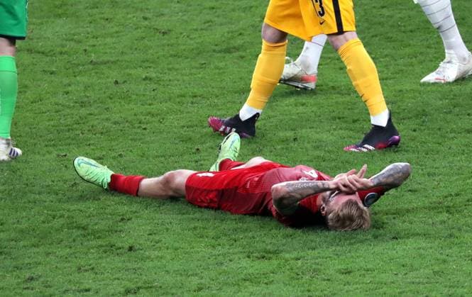 210707 Simon Kjaer of Denmark looks dejected after the UEFA EURO, EM, Europameisterschaft,Fussball 2020 Football Championship semi final between England and Denmark on July 7, 2021 in London. Photo: Paul Marriott BILDBYRAN Cop 243 bbeng fotboll football soccer fotball landskamp fotbolls-em europamästerskap em uefa euro uefa european football championship euro 2020 semifinal semi-final england danmark Copyright: PAULxMARRIOTT BB210707ZM030