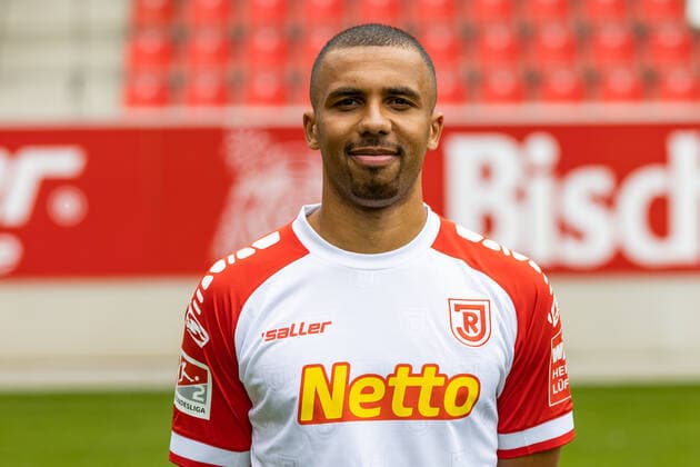 Medientag; SSV Jahn Regensburg 2021 2022 Leon Guwara; SSV Jahn Regensburg; 2.BL, Portraittermin 2021 2022
