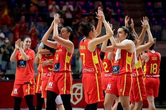 Spain s players celebrate their victory at the end of a friendly basketball match between Spain and France at Martin Carpena pavilion in Malaga, Andalusia, Spain, 08 July 2021. Th?e Spanish team faces France in preparation for the Tokyo 2020 Olympic Games, Olympische Spiele, Olympia, OS Spain - France !ACHTUNG: NUR REDAKTIONELLE NUTZUNG!  Copyright: xDanielxPérezx GRAF6602 20210708-711e989bb00fdded93178c6e37e47e46b9de4ae0