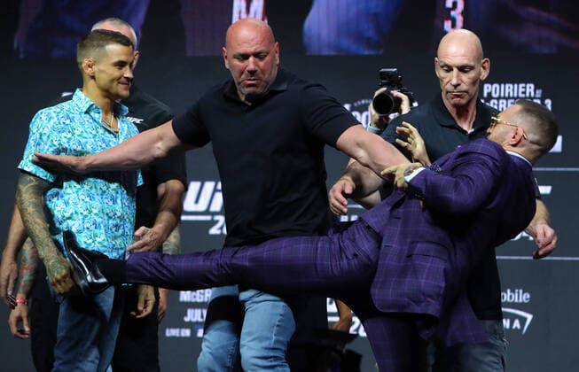 Bilder des Jahres 2021, Sport 07. Juli Sport Themen der Woche KW27 UFC 264 press conference, PK, Pressekonferenz T-Mobile Arena, Las Vegas, Nevada, USA 8 7 2021 Dustin Poirier and Conor McGregor with UFC President Dana White Dustin Poirier and Conor McGregor with Dana White 8 7 2021  Copyright: x INPHO TomxHoganx UFC264PC18_Hoganphotos