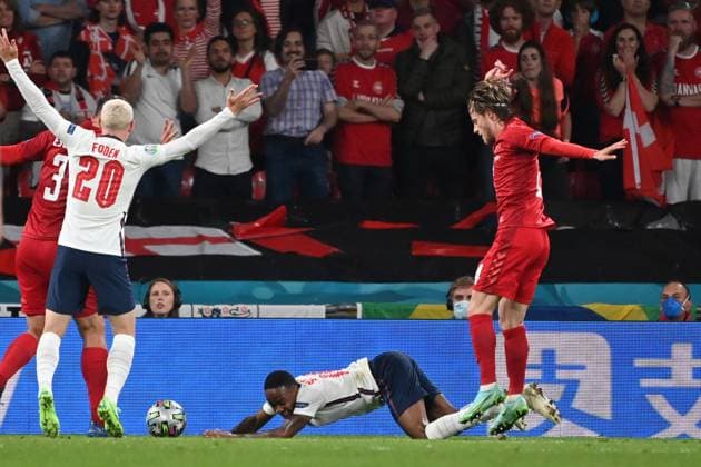 Mathias JENSEN (DEN) ,Aktion,Zweikampf gegen Raheem STERLING (ENG) im Strafraum zum umstrittenen Elfmeter,Strafstoss. Foul. Halbfinale, Spiel M50, England (ENG) - Daenemark (DEN) 2-1 n.V am 07.07.2021 in London Wembley Stadion. Fussball EM 2020 vom 11.06.2021-11.07.2021.
