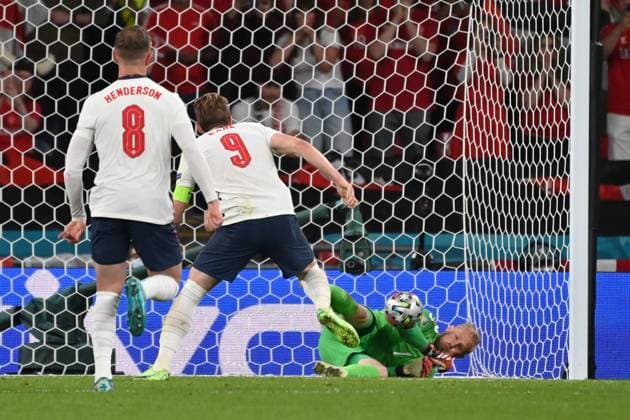 Harry KANE (ENG) scheitert beim Elfmeter,Strafstoss an Torwart Kasper SCHMEICHEL (DEN),der den Ball pariert,Parade.Aktion,Schuss. Halbfinale, Spiel M50, England (ENG) - Daenemark (DEN) 2-1 n.V am 07.07.2021 in London Wembley Stadion. Fussball EM 2020 vom 11.06.2021-11.07.2021.