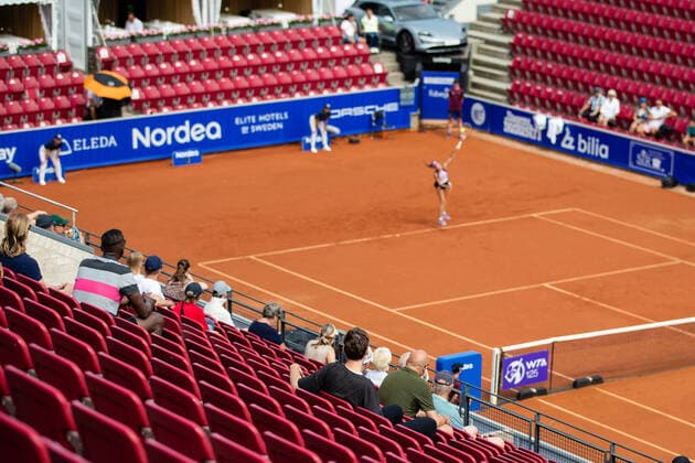 210709 Publik pa läktaren i semifinal i singel under dag 5 av Nordea Open den 9 juli 2021 i Bastad. Copyright: MATHILDAxAHLBERG BB210709BB055