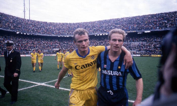 07.10.84 Inter Mailand - Hellas Verona Italien, Mailand, 07.10.1984, Fussball, Italien Seria A, Inter Mailand - Hellas Verona (0:0): v.l. Hans-Peter Briegel (Hellas Verona), Karl-Heinz Rummenigge (Inter Mailand). *** 07 10 84 Inter Milan Hellas Verona Italy, Milan, 07 10 1984, Football, Italy Seria A, Inter Milan Hellas Verona 0 0 v l Hans Peter Briegel Hellas Verona , Karl Heinz Rummenigge Inter Milan