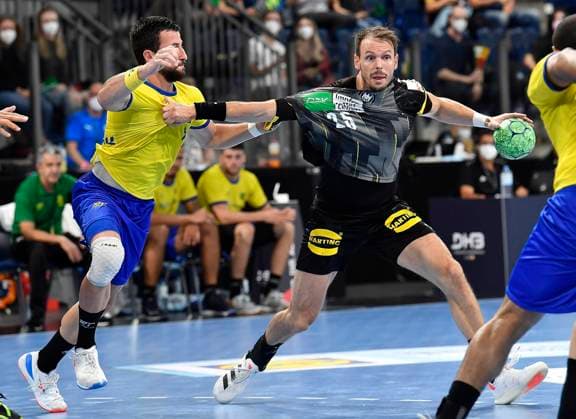 09.07.2021 - Handball - Drei Nationen Turnier - Länderspiel - Deutschland gg Brasilien - - Guilherme Torriani (5, Brasilien ) Kai Häfner (25, Deutschland )