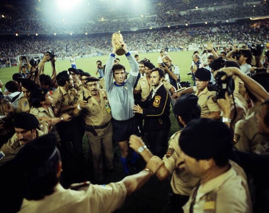 11.07.82 Italien - Deutschland Spanien, Madrid, 11.07.1982, Fussball, FIFA WM 1982 in Spanien, Finale, Italien - BRD Deutschland (DFB) (3:1): Dino Zoff (Italien) mit dem WM Pokal. *** 11 07 82 Italy Germany Spain, Madrid, 11 07 1982, Football, FIFA World Cup 1982 in Spain, Final, Italy FRG Germany DFB 3 1 Dino Zoff Italy with the World Cup trophy