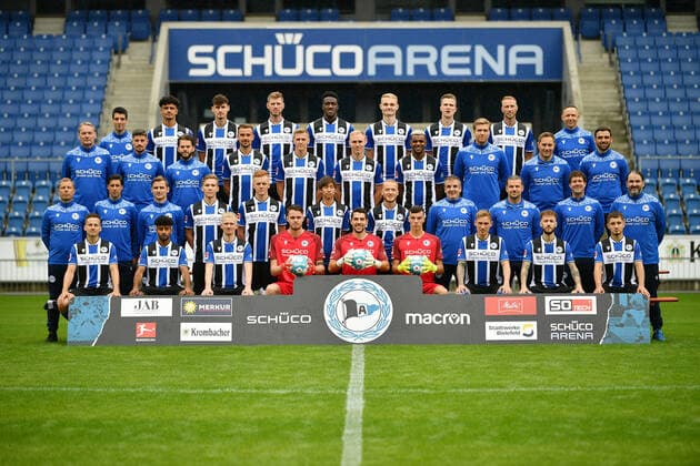 Bielefeld, Schueco Arena, 09.07.21, GER, Herren, 1.Bundesliga, Saison 2021-2022, DSC Arminia Bielefeld - Porträttermin2021 Mannschaftsfoto Teamfoto Bild: Vordere Reihe von links: Cedric Brunner, Noel Niemann, Jomaine Consbruch, Oscar Linner, Stefan Ortega Moreno, Arne Schulz, Jacob Laursen, Marcel Hartl, Vladislav Cherny. Zweite Reihe von links: Frank Kramer (Cheftrainer), Ilia Gruev (Co-Trainer), Sebastian Hille (Co-Trainer), Sebastian Müller, Christian Gebauer, Masaya Okugawa, Sebastian Vasiliadis, Antonio Gonzalez (Betreuer), Michael Schweika (MSc. Ost Physiotherapeut & Osteopath), Mario Bertling (Physiotherapeut), Samuel da Costa (Masseur). Dritte Reihe von links: Marco Kostmann (Torwart-Trainer), Stefan Kleineheismann (Co-Trainer), Niklas Klasen (Athletik-Trainer), Manuel Prietl, Joakim Nilsson, Florian Krüger, Nathan de Medina, Dr. Stefan Budde (Mannschaftsarzt), Dr. Andreas Elsner (Leitender Mannschaftsarzt), Timur Nakip (Video-Analyst). Hintere Reihe von links: Rafael Gameiro (Video-Analyst), Guilherme Ramos, Janni Serra, Fabian Klos, Bryan Lasme, Amos Pieper, Fabian Kunze, Mike van der Hoorn, Rainer Schonz (Zeugwart). Auf dem Foto fehlen: Dr. Tim Niedergassel (Mannschaftsarzt), Philipp Heithölter (Video-Analyst). Nur fuer journalistische Zwecke! Only for editorial use! Gemaess den Vorgaben der DFL Deutsche Fußball Liga ist es untersagt, in dem Stadion und oder vom Spiel angefertigte Fotoaufnahmen in Form von Sequenzbildern und oder videoaehnlichen Fotostrecken zu verwerten bzw. verwerten zu lassen. DFL regulations prohibit any use of photographs as image sequences and or quasi-video. Nordrhein-Westfalen Deutschland