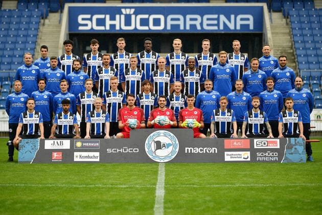 Bielefeld, Schueco Arena, 09.07.21, GER, Herren, 1.Bundesliga, Saison 2021-2022, DSC Arminia Bielefeld - Porträttermin2021 Mannschaftsfoto Teamfoto Bild: Vordere Reihe von links: Cedric Brunner, Noel Niemann, Jomaine Consbruch, Oscar Linner, Stefan Ortega Moreno, Arne Schulz, Jacob Laursen, Marcel Hartl, Vladislav Cherny. Zweite Reihe von links: Frank Kramer (Cheftrainer), Ilia Gruev (Co-Trainer), Sebastian Hille (Co-Trainer), Sebastian Müller, Christian Gebauer, Masaya Okugawa, Sebastian Vasiliadis, Antonio Gonzalez (Betreuer), Michael Schweika (MSc. Ost Physiotherapeut & Osteopath), Mario Bertling (Physiotherapeut), Samuel da Costa (Masseur). Dritte Reihe von links: Marco Kostmann (Torwart-Trainer), Stefan Kleineheismann (Co-Trainer), Niklas Klasen (Athletik-Trainer), Manuel Prietl, Joakim Nilsson, Florian Krüger, Nathan de Medina, Dr. Stefan Budde (Mannschaftsarzt), Dr. Andreas Elsner (Leitender Mannschaftsarzt), Timur Nakip (Video-Analyst). Hintere Reihe von links: Rafael Gameiro (Video-Analyst), Guilherme Ramos, Janni Serra, Fabian Klos, Bryan Lasme, Amos Pieper, Fabian Kunze, Mike van der Hoorn, Rainer Schonz (Zeugwart). Auf dem Foto fehlen: Dr. Tim Niedergassel (Mannschaftsarzt), Philipp Heithölter (Video-Analyst). Nur fuer journalistische Zwecke! Only for editorial use! Gemaess den Vorgaben der DFL Deutsche Fußball Liga ist es untersagt, in dem Stadion und oder vom Spiel angefertigte Fotoaufnahmen in Form von Sequenzbildern und oder videoaehnlichen Fotostrecken zu verwerten bzw. verwerten zu lassen. DFL regulations prohibit any use of photographs as image sequences and or quasi-video. Nordrhein-Westfalen Deutschland