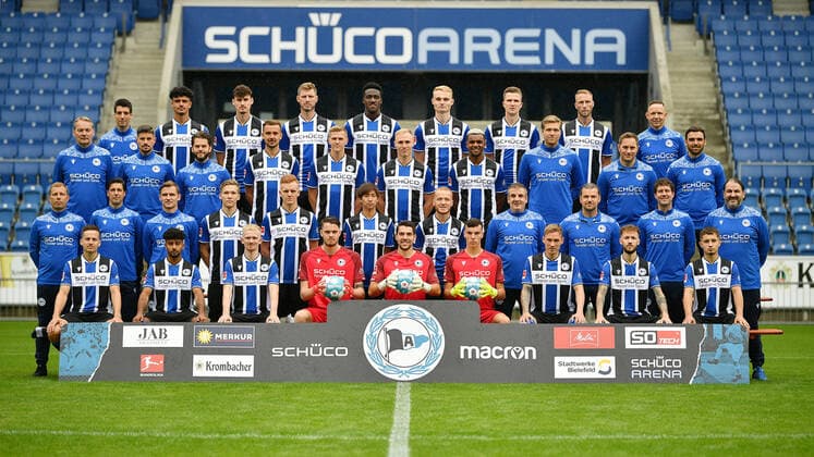 Bielefeld, Schueco Arena, 09.07.21, GER, Herren, 1.Bundesliga, Saison 2021-2022, DSC Arminia Bielefeld - Porträttermin2021 Mannschaftsfoto Teamfoto Bild: Vordere Reihe von links: Cedric Brunner, Noel Niemann, Jomaine Consbruch, Oscar Linner, Stefan Ortega Moreno, Arne Schulz, Jacob Laursen, Marcel Hartl, Vladislav Cherny. Zweite Reihe von links: Frank Kramer (Cheftrainer), Ilia Gruev (Co-Trainer), Sebastian Hille (Co-Trainer), Sebastian Müller, Christian Gebauer, Masaya Okugawa, Sebastian Vasiliadis, Antonio Gonzalez (Betreuer), Michael Schweika (MSc. Ost Physiotherapeut & Osteopath), Mario Bertling (Physiotherapeut), Samuel da Costa (Masseur). Dritte Reihe von links: Marco Kostmann (Torwart-Trainer), Stefan Kleineheismann (Co-Trainer), Niklas Klasen (Athletik-Trainer), Manuel Prietl, Joakim Nilsson, Florian Krüger, Nathan de Medina, Dr. Stefan Budde (Mannschaftsarzt), Dr. Andreas Elsner (Leitender Mannschaftsarzt), Timur Nakip (Video-Analyst). Hintere Reihe von links: Rafael Gameiro (Video-Analyst), Guilherme Ramos, Janni Serra, Fabian Klos, Bryan Lasme, Amos Pieper, Fabian Kunze, Mike van der Hoorn, Rainer Schonz (Zeugwart). Auf dem Foto fehlen: Dr. Tim Niedergassel (Mannschaftsarzt), Philipp Heithölter (Video-Analyst). Nur fuer journalistische Zwecke! Only for editorial use! Gemaess den Vorgaben der DFL Deutsche Fußball Liga ist es untersagt, in dem Stadion und oder vom Spiel angefertigte Fotoaufnahmen in Form von Sequenzbildern und oder videoaehnlichen Fotostrecken zu verwerten bzw. verwerten zu lassen. DFL regulations prohibit any use of photographs as image sequences and or quasi-video. Nordrhein-Westfalen Deutschland