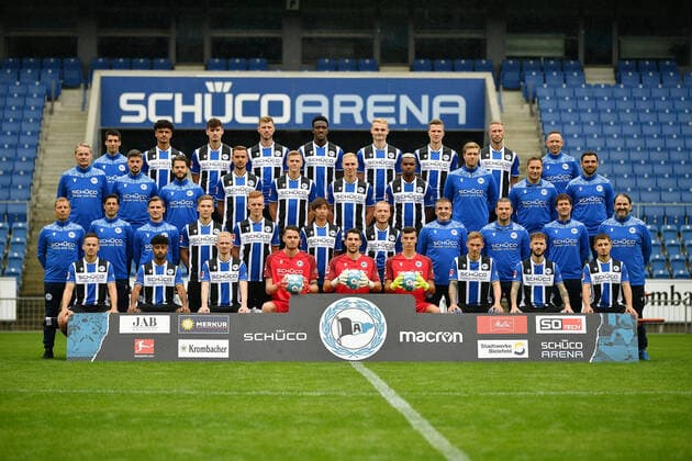 Bielefeld, Schueco Arena, 09.07.21, GER, Herren, 1.Bundesliga, Saison 2021-2022, DSC Arminia Bielefeld - Porträttermin2021 Mannschaftsfoto Teamfoto Bild: Vordere Reihe von links: Cedric Brunner, Noel Niemann, Jomaine Consbruch, Oscar Linner, Stefan Ortega Moreno, Arne Schulz, Jacob Laursen, Marcel Hartl, Vladislav Cherny. Zweite Reihe von links: Frank Kramer (Cheftrainer), Ilia Gruev (Co-Trainer), Sebastian Hille (Co-Trainer), Sebastian Müller, Christian Gebauer, Masaya Okugawa, Sebastian Vasiliadis, Antonio Gonzalez (Betreuer), Michael Schweika (MSc. Ost Physiotherapeut & Osteopath), Mario Bertling (Physiotherapeut), Samuel da Costa (Masseur). Dritte Reihe von links: Marco Kostmann (Torwart-Trainer), Stefan Kleineheismann (Co-Trainer), Niklas Klasen (Athletik-Trainer), Manuel Prietl, Joakim Nilsson, Florian Krüger, Nathan de Medina, Dr. Stefan Budde (Mannschaftsarzt), Dr. Andreas Elsner (Leitender Mannschaftsarzt), Timur Nakip (Video-Analyst). Hintere Reihe von links: Rafael Gameiro (Video-Analyst), Guilherme Ramos, Janni Serra, Fabian Klos, Bryan Lasme, Amos Pieper, Fabian Kunze, Mike van der Hoorn, Rainer Schonz (Zeugwart). Auf dem Foto fehlen: Dr. Tim Niedergassel (Mannschaftsarzt), Philipp Heithölter (Video-Analyst). Nur fuer journalistische Zwecke! Only for editorial use! Gemaess den Vorgaben der DFL Deutsche Fußball Liga ist es untersagt, in dem Stadion und oder vom Spiel angefertigte Fotoaufnahmen in Form von Sequenzbildern und oder videoaehnlichen Fotostrecken zu verwerten bzw. verwerten zu lassen. DFL regulations prohibit any use of photographs as image sequences and or quasi-video. Nordrhein-Westfalen Deutschland