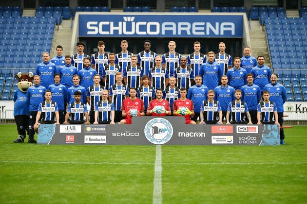 Bielefeld, Schueco Arena, 09.07.21, GER, Herren, 1.Bundesliga, Saison 2021-2022, DSC Arminia Bielefeld - Porträttermin2021 Mannschaftsfoto Teamfoto Bild: Vordere Reihe von links: Cedric Brunner, Noel Niemann, Jomaine Consbruch, Oscar Linner, Stefan Ortega Moreno, Arne Schulz, Jacob Laursen, Marcel Hartl, Vladislav Cherny. Zweite Reihe von links: Maskottchen Lohmann, Frank Kramer (Cheftrainer), Ilia Gruev (Co-Trainer), Sebastian Hille (Co-Trainer), Sebastian Müller, Christian Gebauer, Masaya Okugawa, Sebastian Vasiliadis, Antonio Gonzalez (Betreuer), Michael Schweika (MSc. Ost Physiotherapeut & Osteopath), Mario Bertling (Physiotherapeut), Samuel da Costa (Masseur). Dritte Reihe von links: Marco Kostmann (Torwart-Trainer), Stefan Kleineheismann (Co-Trainer), Niklas Klasen (Athletik-Trainer), Manuel Prietl, Joakim Nilsson, Florian Krüger, Nathan de Medina, Dr. Stefan Budde (Mannschaftsarzt), Dr. Andreas Elsner (Leitender Mannschaftsarzt), Timur Nakip (Video-Analyst). Hintere Reihe von links: Rafael Gameiro (Video-Analyst), Guilherme Ramos, Janni Serra, Fabian Klos, Bryan Lasme, Amos Pieper, Fabian Kunze, Mike van der Hoorn, Rainer Schonz (Zeugwart). Auf dem Foto fehlen: Dr. Tim Niedergassel (Mannschaftsarzt), Philipp Heithölter (Video-Analyst). Nur fuer journalistische Zwecke! Only for editorial use! Gemaess den Vorgaben der DFL Deutsche Fußball Liga ist es untersagt, in dem Stadion und oder vom Spiel angefertigte Fotoaufnahmen in Form von Sequenzbildern und oder videoaehnlichen Fotostrecken zu verwerten bzw. verwerten zu lassen. DFL regulations prohibit any use of photographs as image sequences and or quasi-video. Nordrhein-Westfalen Deutschland