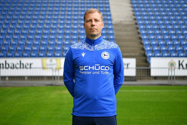 Bielefeld, Schueco Arena, 09.07.21, GER, Herren, 1.Bundesliga, Saison 2021-2022, DSC Arminia Bielefeld - Porträttermin 2021 Bild: Trainer Frank Kramer (Bielefeld) Nur fuer journalistische Zwecke! Only for editorial use! Gemaess den Vorgaben der DFL Deutsche Fußball Liga ist es untersagt, in dem Stadion und oder vom Spiel angefertigte Fotoaufnahmen in Form von Sequenzbildern und oder videoaehnlichen Fotostrecken zu verwerten bzw. verwerten zu lassen. DFL regulations prohibit any use of photographs as image sequences and or quasi-video. Nordrhein-Westfalen Deutschland