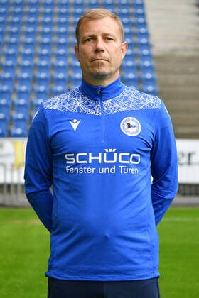Bielefeld, Schueco Arena, 09.07.21, GER, Herren, 1.Bundesliga, Saison 2021-2022, DSC Arminia Bielefeld - Porträttermin 2021 Bild: Trainer Frank Kramer (Bielefeld) Nur fuer journalistische Zwecke! Only for editorial use! Gemaess den Vorgaben der DFL Deutsche Fußball Liga ist es untersagt, in dem Stadion und oder vom Spiel angefertigte Fotoaufnahmen in Form von Sequenzbildern und oder videoaehnlichen Fotostrecken zu verwerten bzw. verwerten zu lassen. DFL regulations prohibit any use of photographs as image sequences and or quasi-video. Nordrhein-Westfalen Deutschland