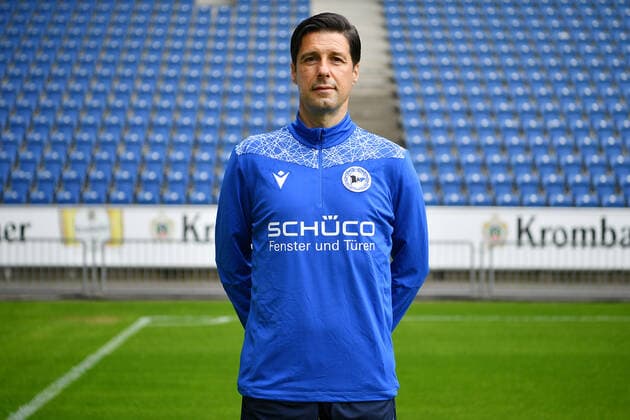 Bielefeld, Schueco Arena, 09.07.21, GER, Herren, 1.Bundesliga, Saison 2021-2022, DSC Arminia Bielefeld - Porträttermin 2021 Bild: Co-Trainer Ilia Gruev (Bielefeld) Nur fuer journalistische Zwecke! Only for editorial use! Gemaess den Vorgaben der DFL Deutsche Fußball Liga ist es untersagt, in dem Stadion und oder vom Spiel angefertigte Fotoaufnahmen in Form von Sequenzbildern und oder videoaehnlichen Fotostrecken zu verwerten bzw. verwerten zu lassen. DFL regulations prohibit any use of photographs as image sequences and or quasi-video. Nordrhein-Westfalen Deutschland