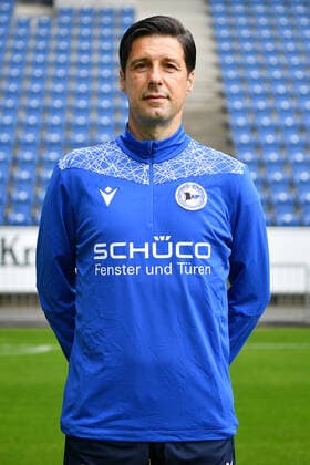 Bielefeld, Schueco Arena, 09.07.21, GER, Herren, 1.Bundesliga, Saison 2021-2022, DSC Arminia Bielefeld - Porträttermin 2021 Bild: Co-Trainer Ilia Gruev (Bielefeld) Nur fuer journalistische Zwecke! Only for editorial use! Gemaess den Vorgaben der DFL Deutsche Fußball Liga ist es untersagt, in dem Stadion und oder vom Spiel angefertigte Fotoaufnahmen in Form von Sequenzbildern und oder videoaehnlichen Fotostrecken zu verwerten bzw. verwerten zu lassen. DFL regulations prohibit any use of photographs as image sequences and or quasi-video. Nordrhein-Westfalen Deutschland