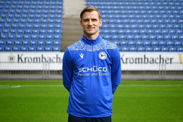 Bielefeld, Schueco Arena, 09.07.21, GER, Herren, 1.Bundesliga, Saison 2021-2022, DSC Arminia Bielefeld - Porträttermin 2021 Bild: Cot-Trainer Sebastian Hille (Bielefeld) Nur fuer journalistische Zwecke! Only for editorial use! Gemaess den Vorgaben der DFL Deutsche Fußball Liga ist es untersagt, in dem Stadion und oder vom Spiel angefertigte Fotoaufnahmen in Form von Sequenzbildern und oder videoaehnlichen Fotostrecken zu verwerten bzw. verwerten zu lassen. DFL regulations prohibit any use of photographs as image sequences and or quasi-video. Nordrhein-Westfalen Deutschland