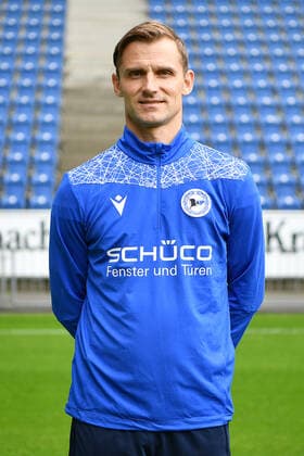 Bielefeld, Schueco Arena, 09.07.21, GER, Herren, 1.Bundesliga, Saison 2021-2022, DSC Arminia Bielefeld - Porträttermin 2021 Bild: Cot-Trainer Sebastian Hille (Bielefeld) Nur fuer journalistische Zwecke! Only for editorial use! Gemaess den Vorgaben der DFL Deutsche Fußball Liga ist es untersagt, in dem Stadion und oder vom Spiel angefertigte Fotoaufnahmen in Form von Sequenzbildern und oder videoaehnlichen Fotostrecken zu verwerten bzw. verwerten zu lassen. DFL regulations prohibit any use of photographs as image sequences and or quasi-video. Nordrhein-Westfalen Deutschland