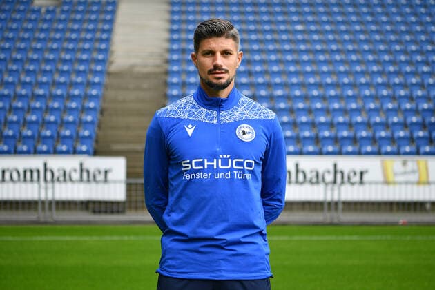 Bielefeld, Schueco Arena, 09.07.21, GER, Herren, 1.Bundesliga, Saison 2021-2022, DSC Arminia Bielefeld - Porträttermin 2021 Bild: Co-Trainer Stefan Kleineheismann (Bielefeld) Nur fuer journalistische Zwecke! Only for editorial use! Gemaess den Vorgaben der DFL Deutsche Fußball Liga ist es untersagt, in dem Stadion und oder vom Spiel angefertigte Fotoaufnahmen in Form von Sequenzbildern und oder videoaehnlichen Fotostrecken zu verwerten bzw. verwerten zu lassen. DFL regulations prohibit any use of photographs as image sequences and or quasi-video. Nordrhein-Westfalen Deutschland